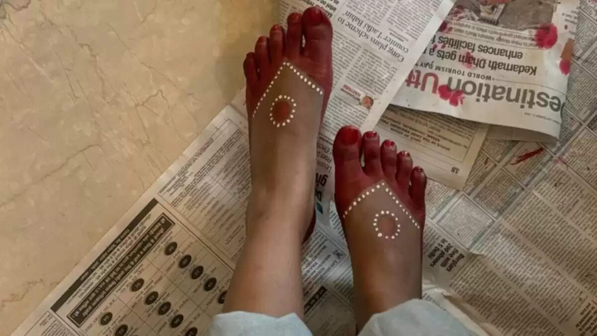 हरियाली तीज 2025: खूबसूरत आल्ता डिज़ाइन से बढ़ाएं अपनी सुंदरता