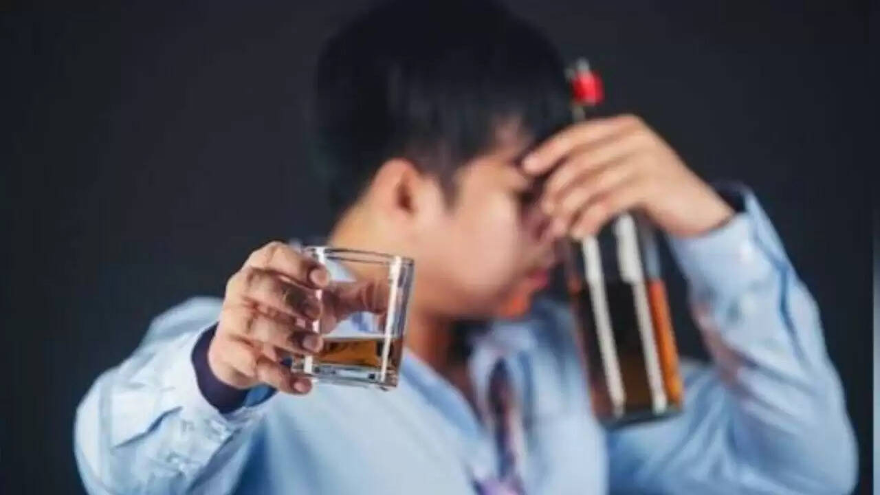 भारत में शराब की बढ़ती खपत: वैश्विक गिरावट के बीच अपवाद