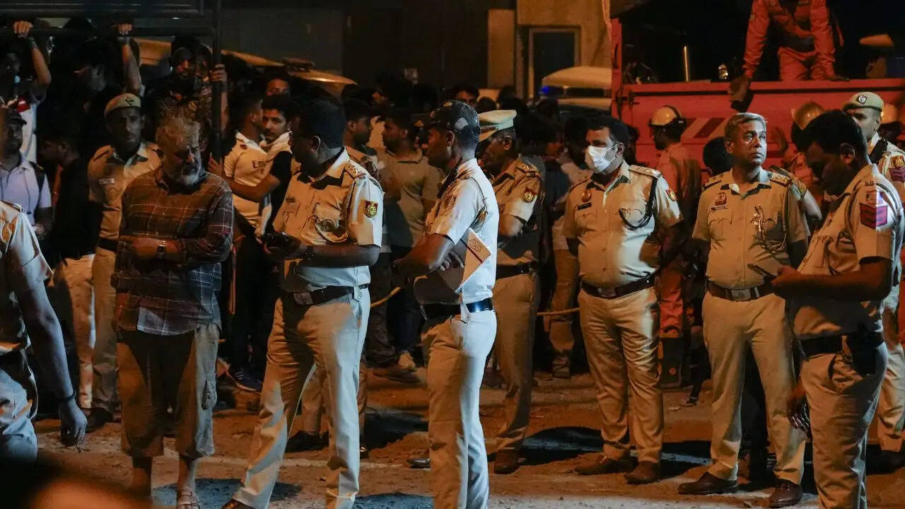 दिल्ली में इमारत ढहने की घटना: बचाव कार्य जारी