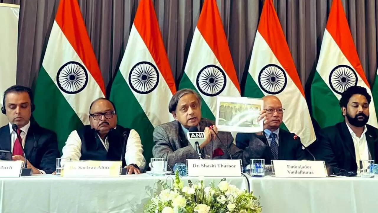 Shashi Tharoor की कोलंबिया यात्रा: आतंकवाद पर भारत की स्थिति स्पष्ट
