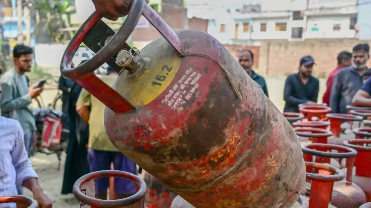 पटना में गैस एजेंसी पर हंगामा, बुजुर्ग मालिक को चोटें आईं