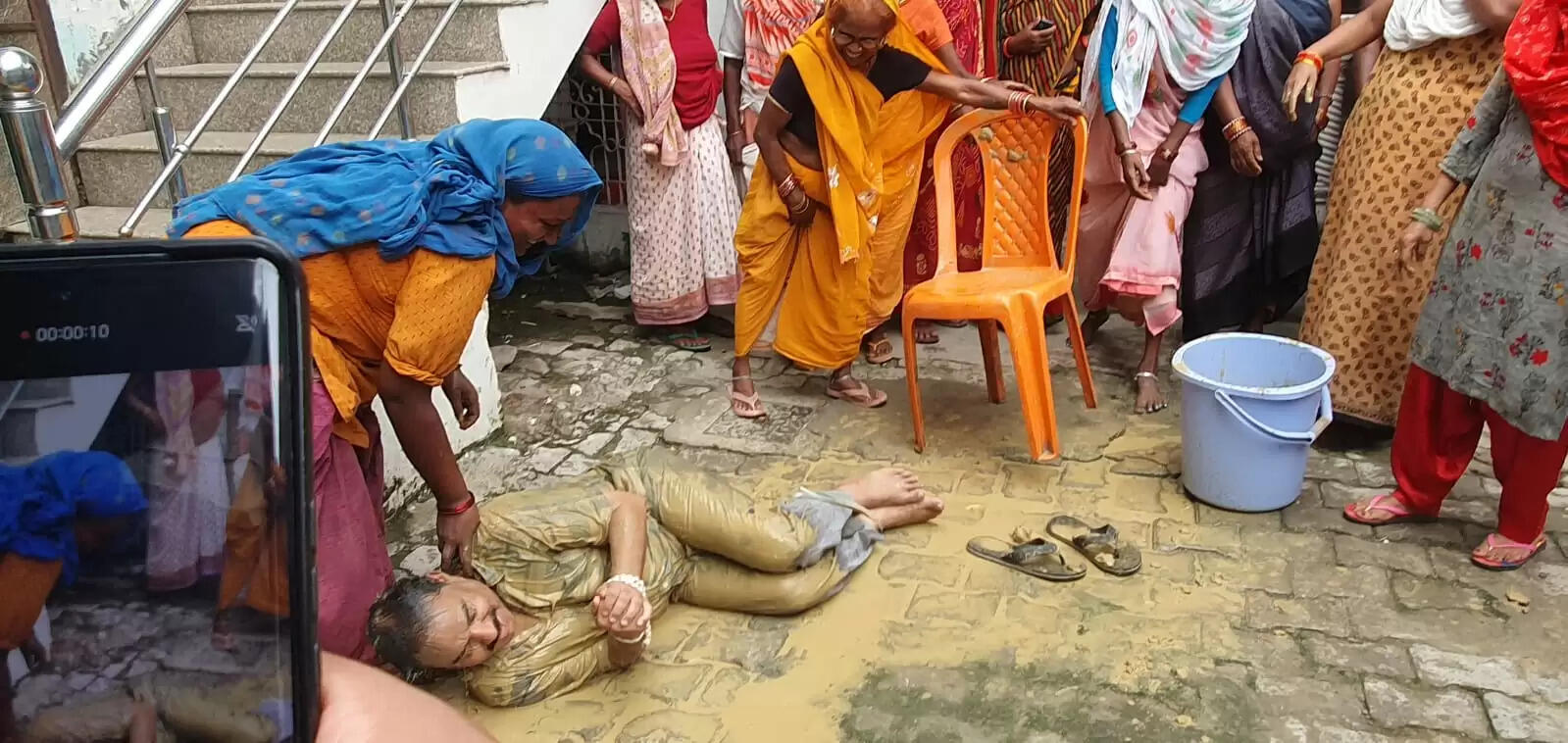महिलाओं ने गुड्डू खान को कीचड़ से नहलाकर इंद्रदेव से बारिश की कामना की