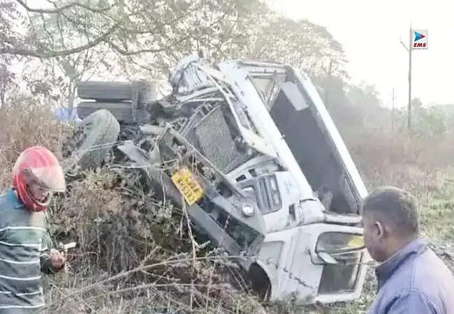 ओडिशा में तेज रफ्तार ट्रेलर से पुलिसकर्मियों की मौत, तीन घायल