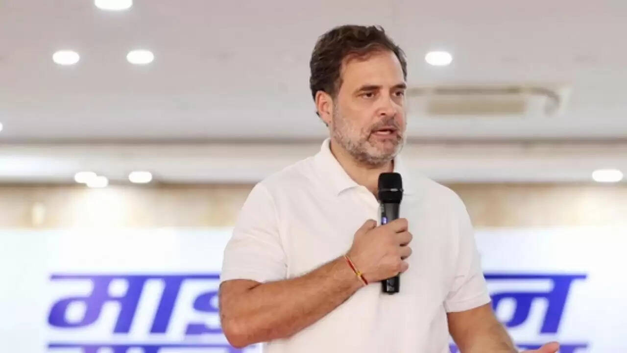 राहुल गांधी का चुनाव आयोग पर तीखा हमला, पारदर्शिता की मांग