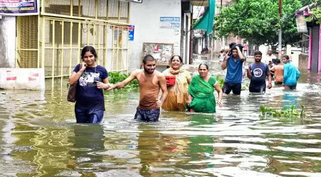 प्रयागराज में बाढ़ का संकट: राहत कार्य जारी