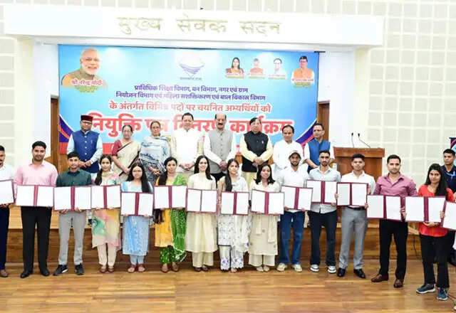 मुख्यमंत्री धामी ने 276 अभ्यर्थियों को नियुक्ति पत्र सौंपे