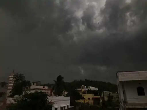 मौसम में बदलाव: काले बादल और हल्की बारिश से मिली राहत