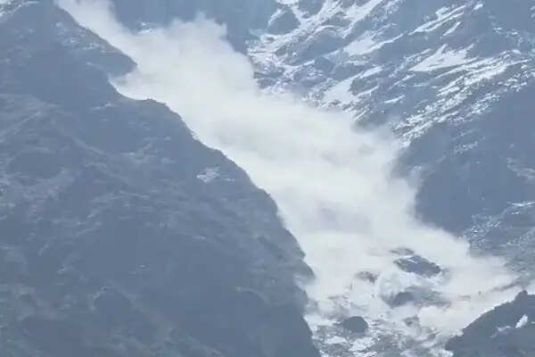 बदरीनाथ धाम के निकट ग्लेशियर टूटने से बढ़ी जलवायु संकट की चिंता