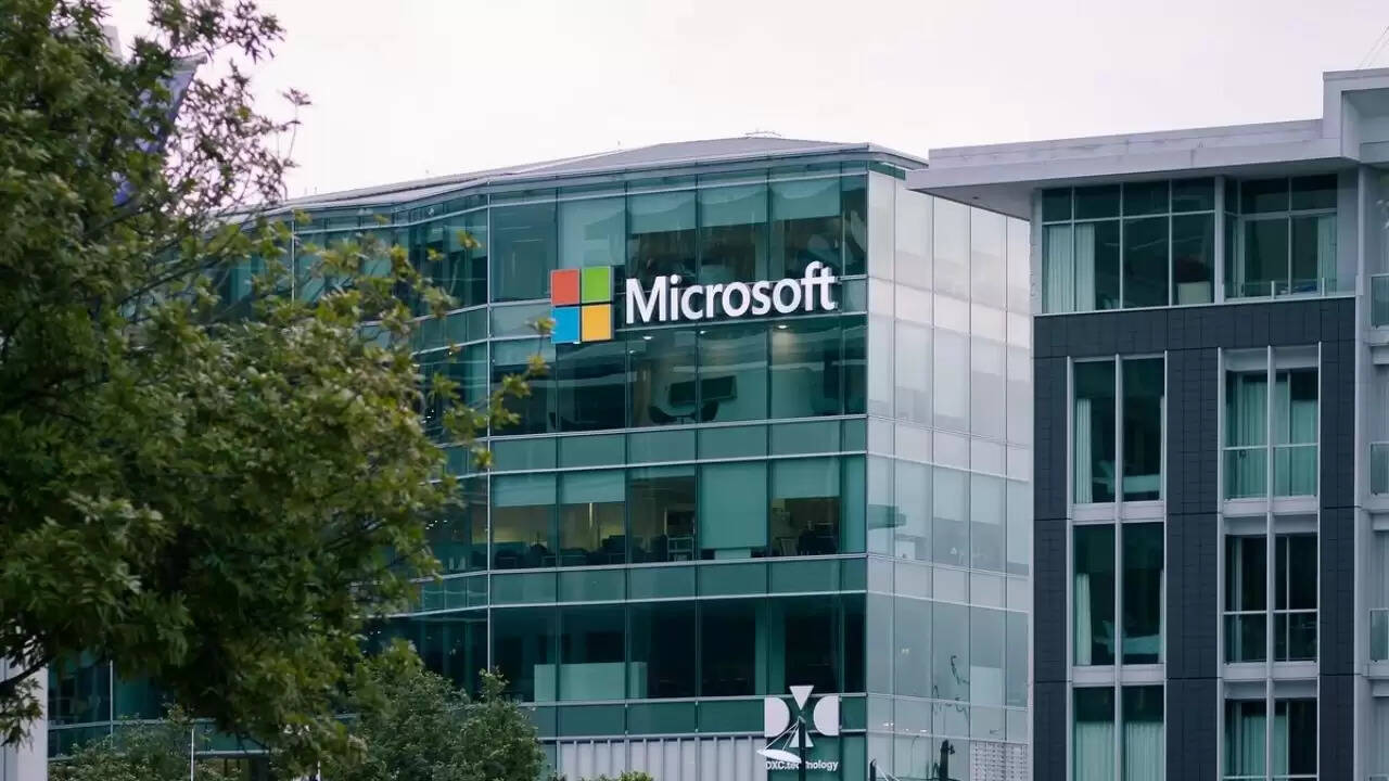 Microsoft ने कर्मचारियों के लिए लाइब्रेरी और न्यूज़ सब्सक्रिप्शन सेवाएं समाप्त की, AI पर जोर