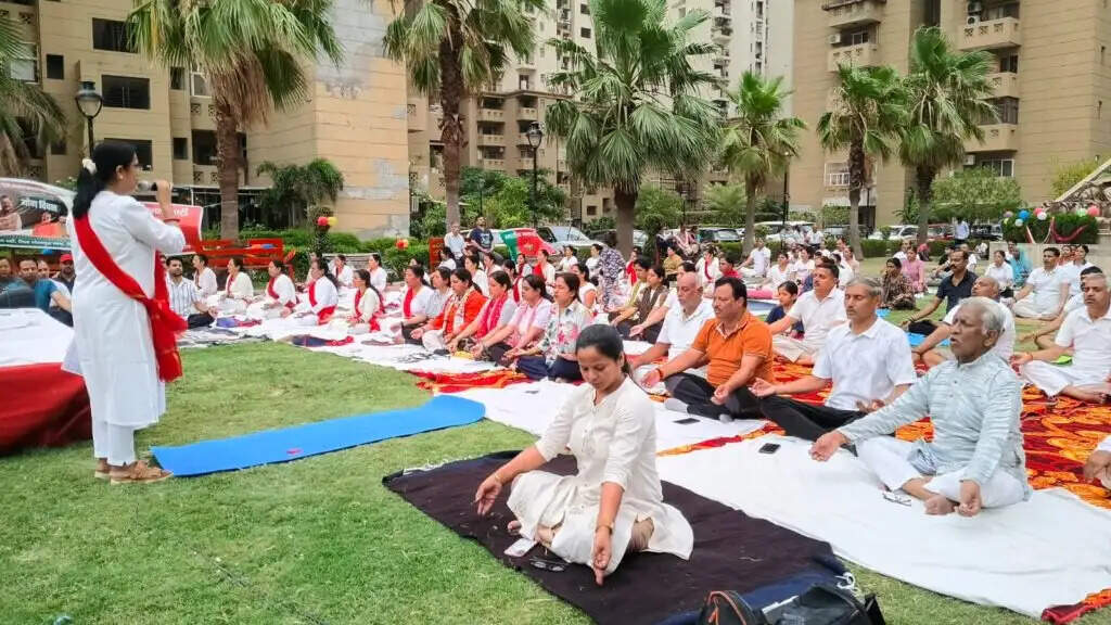 इरोस सम्पूर्णम सोसायटी में 12वें अंतरराष्ट्रीय योग दिवस का भव्य आयोजन