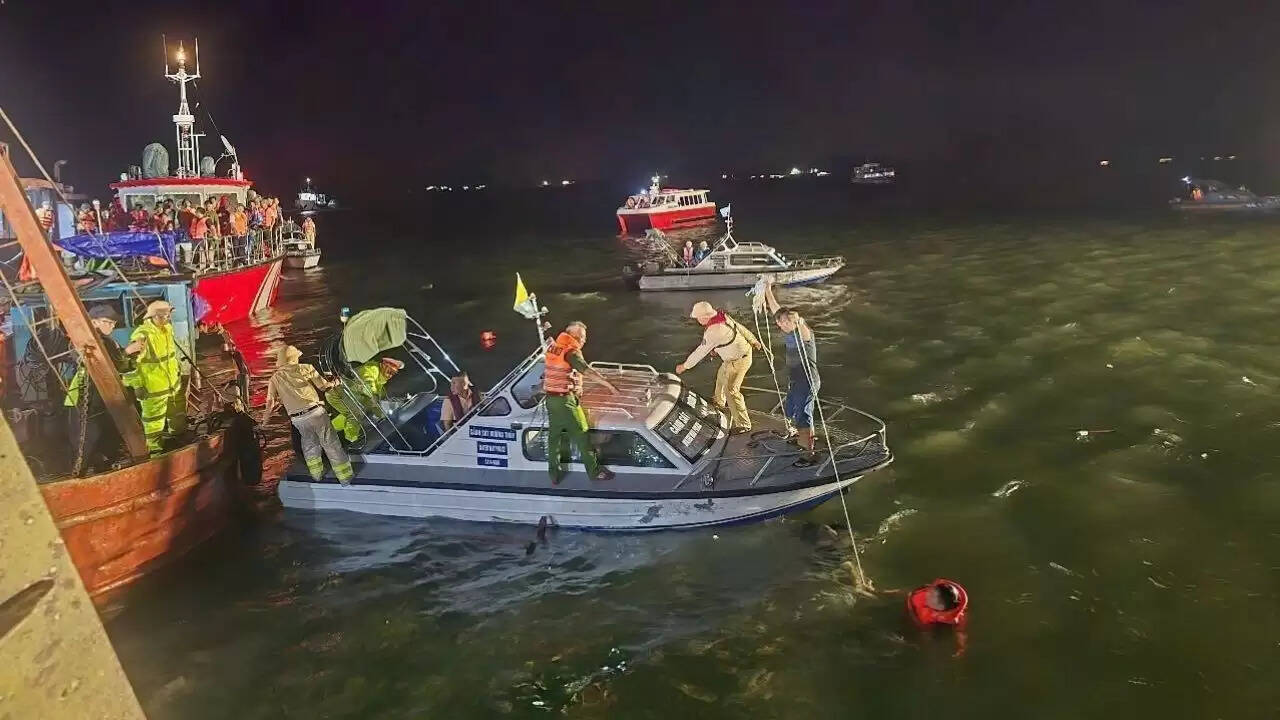 हालोंग बे में पर्यटक नाव पलटी, 27 लोगों की हुई मौत