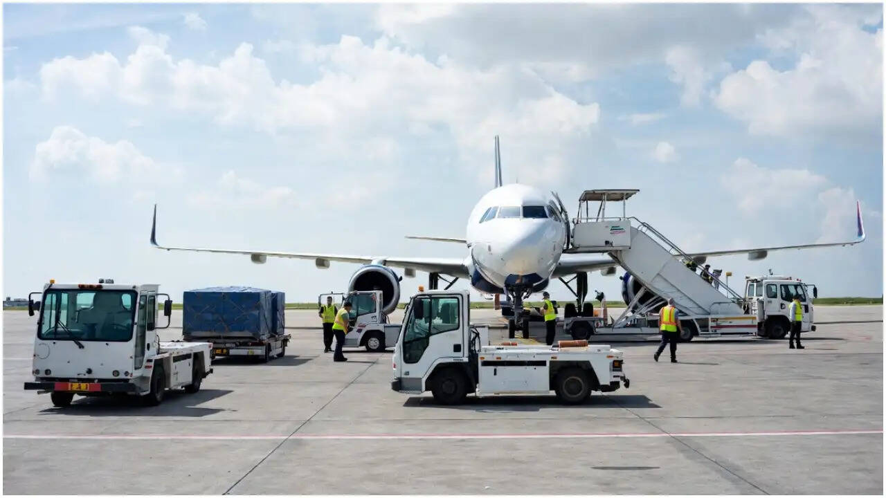 एविएशन सेक्टर में करियर: एयरपोर्ट नौकरियों के अवसर