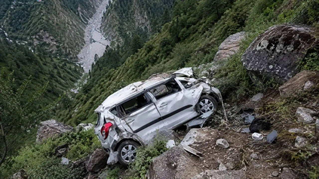 हिमाचल प्रदेश में दर्दनाक सड़क हादसा: सात लोगों की गई जान
