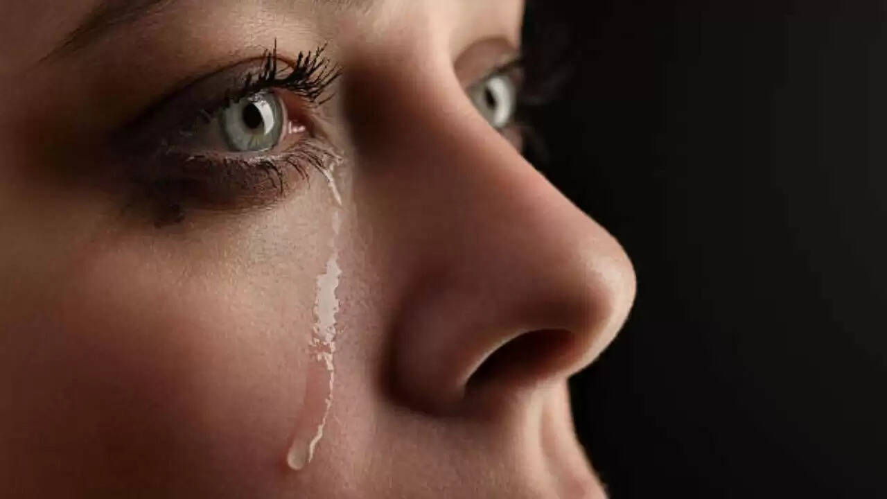 आखिर क्यों रोने के बाद आंखें हो जाती हैं सूजी? जानें इसके पीछे का विज्ञान