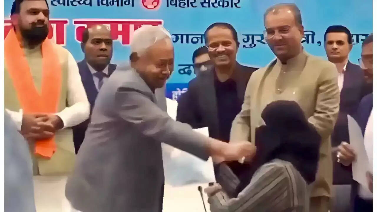 डॉ. नुसरत परवीन का हिजाब विवाद: योगदान नहीं देने पर उठे सवाल