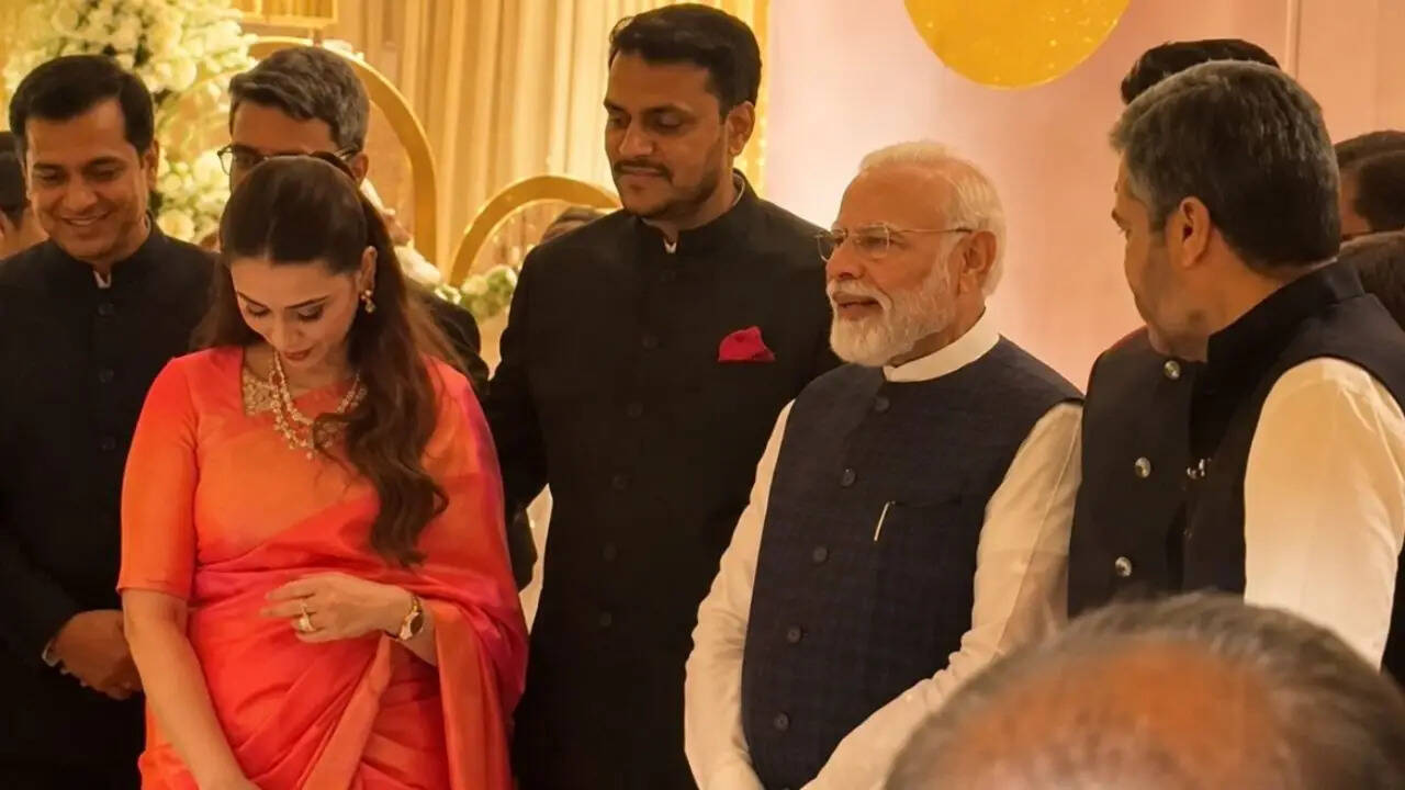 दिल्ली में शरद पवार की पोती के विवाह रिसेप्शन में सियासत की गर्मजोशी