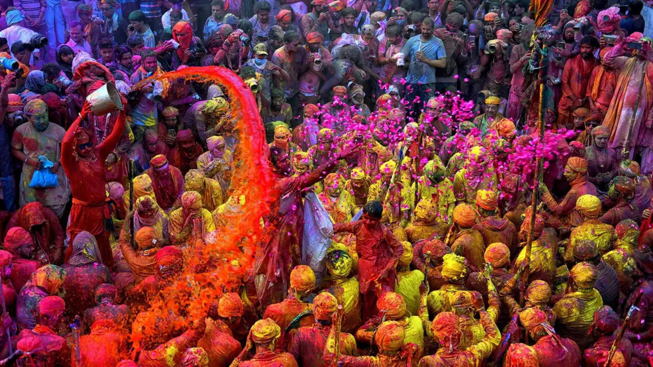 Holi 2026: रंगों और भक्ति का अद्भुत संगम, जानें कैसे मनाई जा रही है इस बार होली
