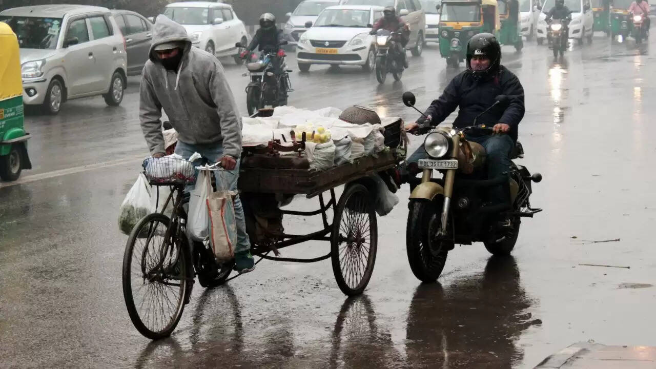 दिल्ली-NCR में अचानक बारिश ने बढ़ाई ठंड की चुनौतियाँ
