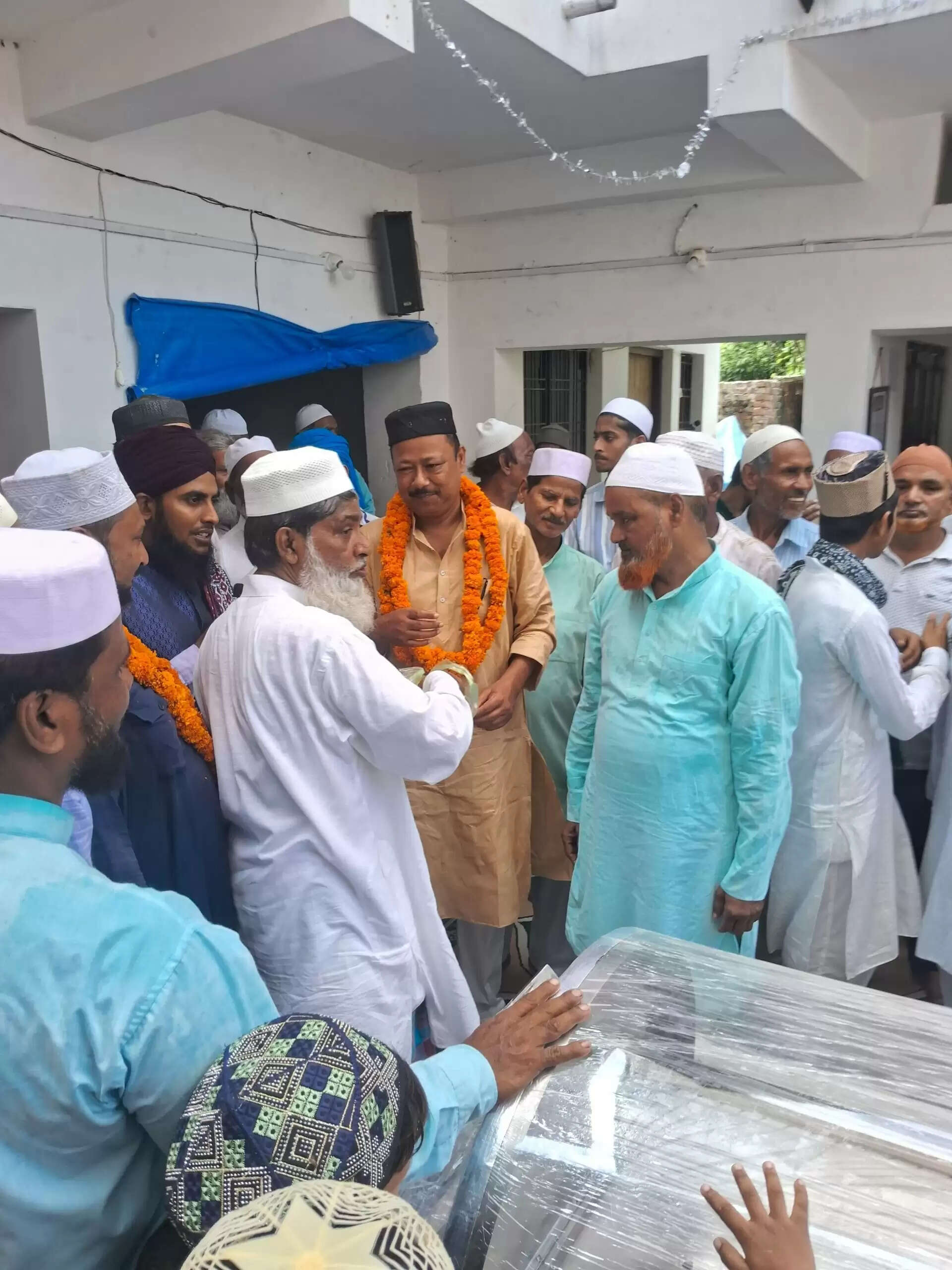 मुस्लिम समुदाय की मानवता की मिसाल: फ्रीजर बॉक्स की खरीद से समाज सेवा
