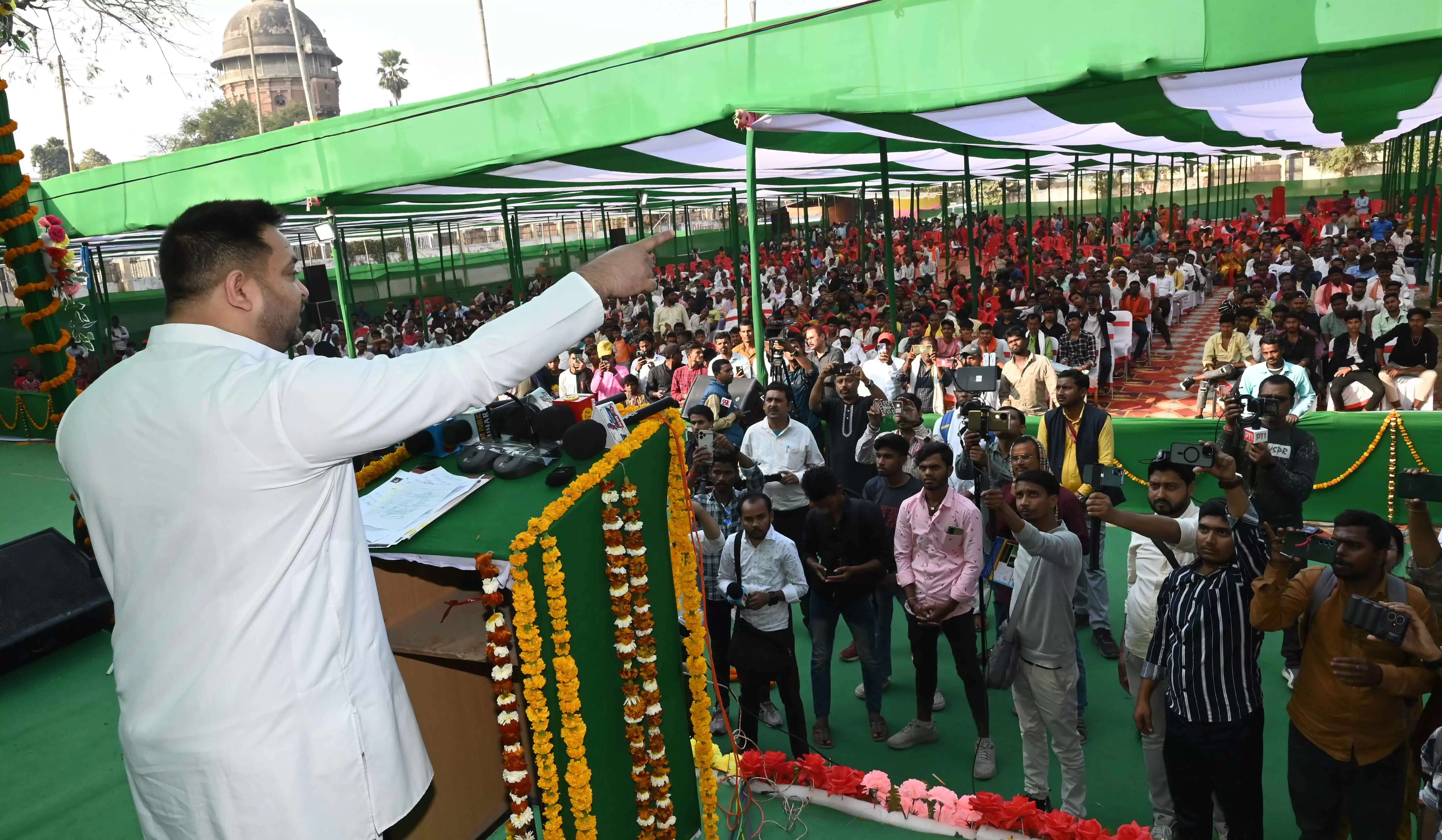 चंद्रवंशी स्वाभिमान जगाओ सम्मेलन के दौरान नेता प्रतिपक्ष तेजस्वी यादव संबोधित करते