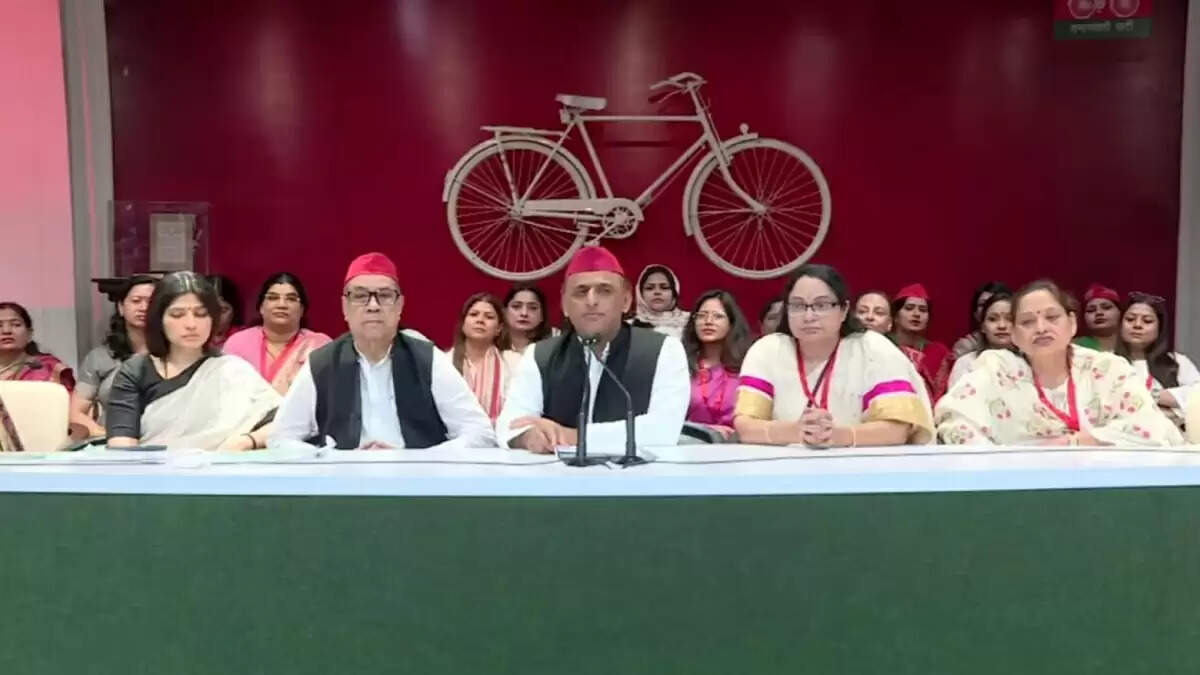 अखिलेश यादव ने महिलाओं के लिए 3000 रुपये की योजना का किया ऐलान