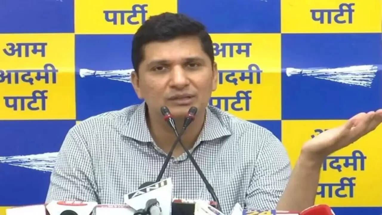 दिल्ली में फीस रेगुलेशन अध्यादेश के खिलाफ अभिभावकों का प्रदर्शन