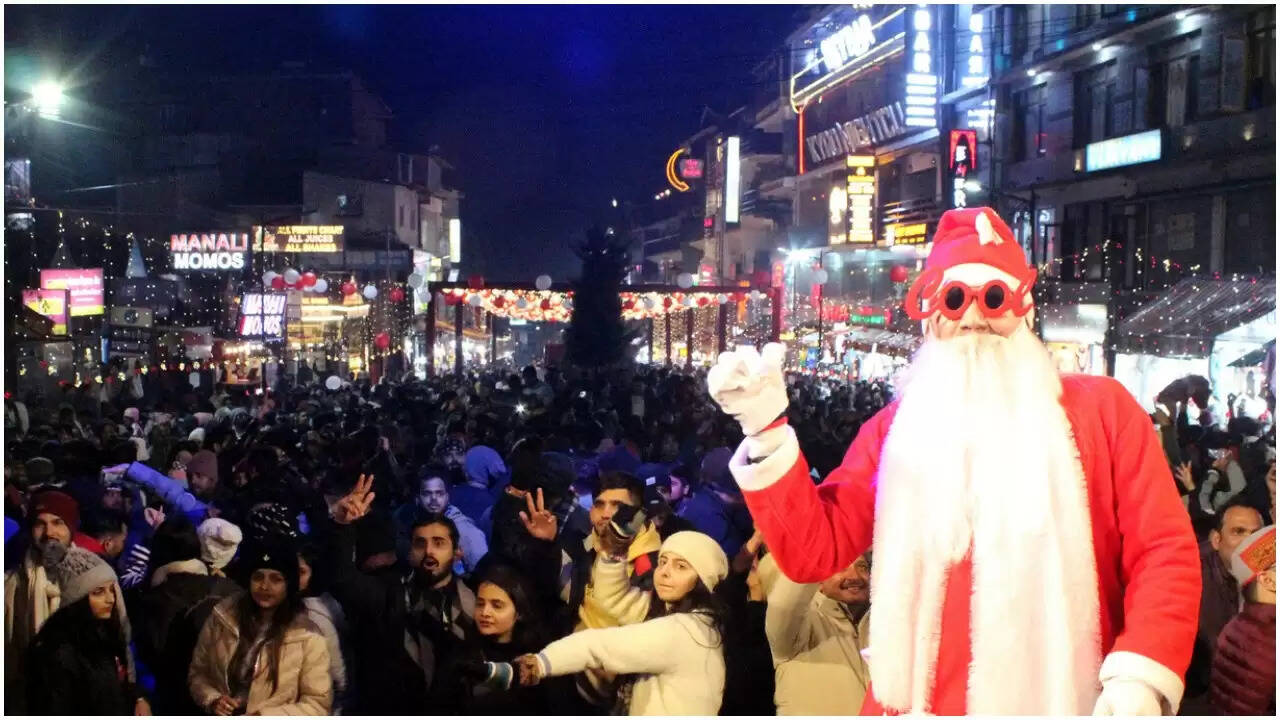 मनाली में क्रिसमस का जश्न: पर्यटकों की भारी भीड़ और उत्सव का माहौल