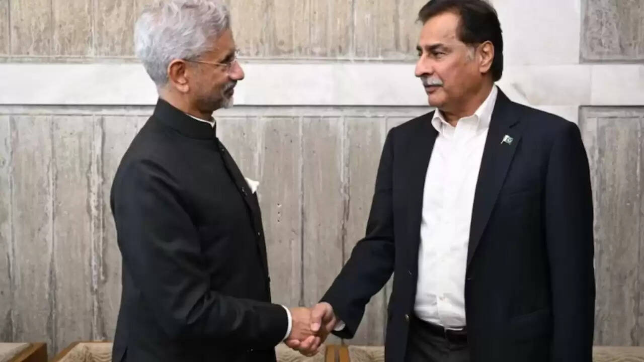 बांग्लादेश में खालिदा जिया के अंतिम संस्कार पर भारत-पाकिस्तान नेताओं की मुलाकात