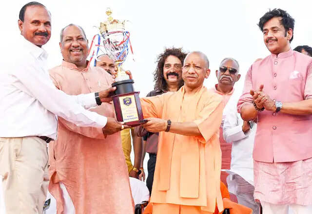 योगी आदित्यनाथ ने जूनियर नेशनल रोइंग चैंपियनशिप के विजेताओं को सम्मानित किया