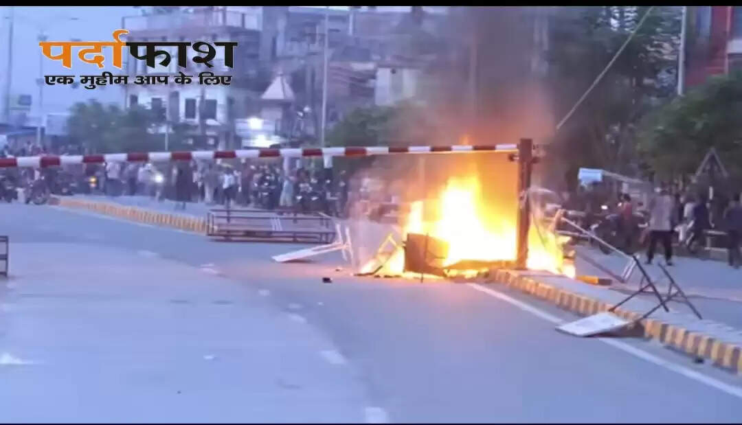 भारत-नेपाल सीमा पर तनाव: सोशल मीडिया बैन के बाद ट्रकों की लंबी कतार