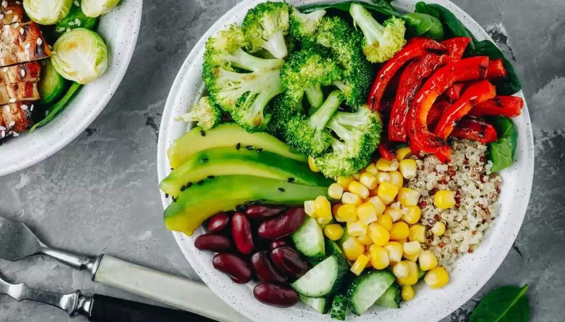 स्वास्थ्य के लिए आवश्यक 13 विटामिन: जानें कैसे करें शामिल
