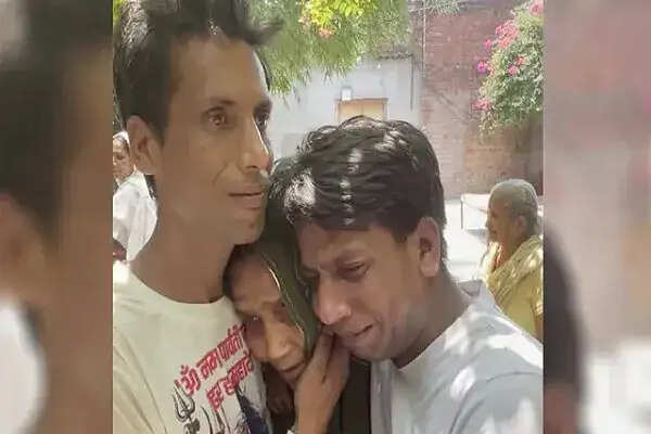 12 साल बाद बिछड़े परिवार का पुनर्मिलन: मां को देखकर भावुक हुए बेटे