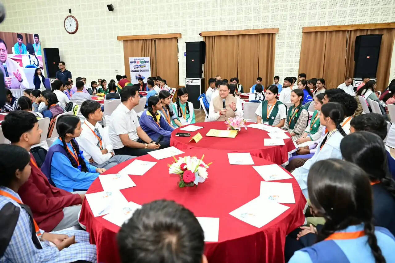 मुख्यमंत्री धामी ने युवा विद्यार्थियों के साथ संवाद कर दी नई योजनाओं की जानकारी