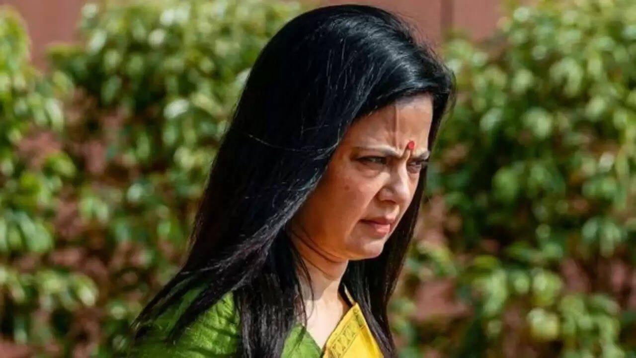 महुआ मोइत्रा का मोदी पर कटाक्ष: बंगाल में देवी काली का नाम लेना अब बहुत देर से