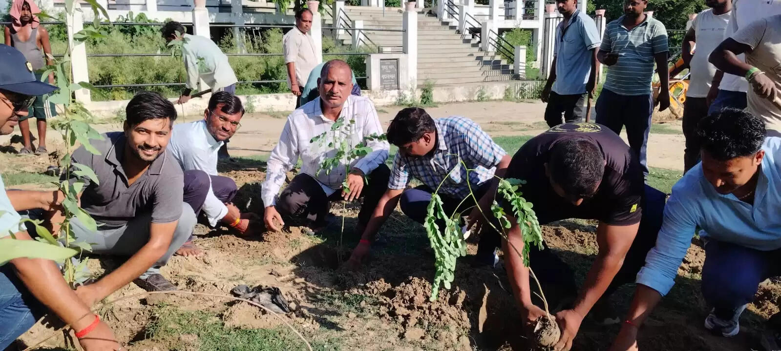नौतनवा में पर्यावरण संरक्षण के लिए पौधारोपण कार्यक्रम