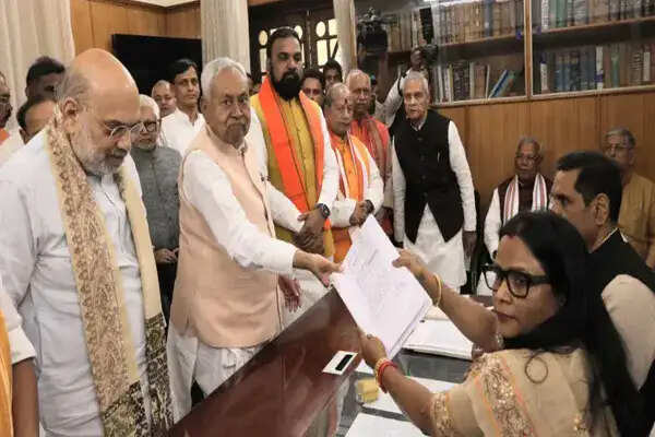 बिहार में राज्यसभा चुनाव की हलचल, नीतीश कुमार ने भरा नामांकन