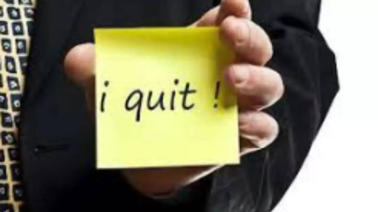युवा पेशेवर ने पहली नौकरी छोड़ने का किया खुलासा, वेतन और काम के दबाव पर उठाए सवाल
