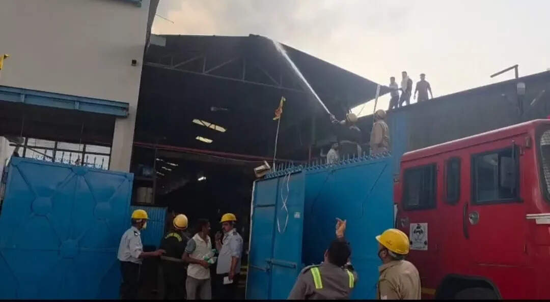गाजियाबाद में इलेक्ट्रॉनिक्स कंपनी में भीषण आग, रेस्क्यू ऑपरेशन जारी