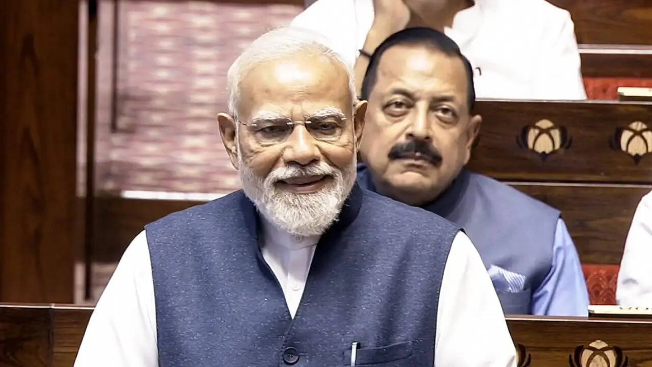 प्रधानमंत्री मोदी ने सेवानिवृत्त सांसदों को भावुक विदाई दी