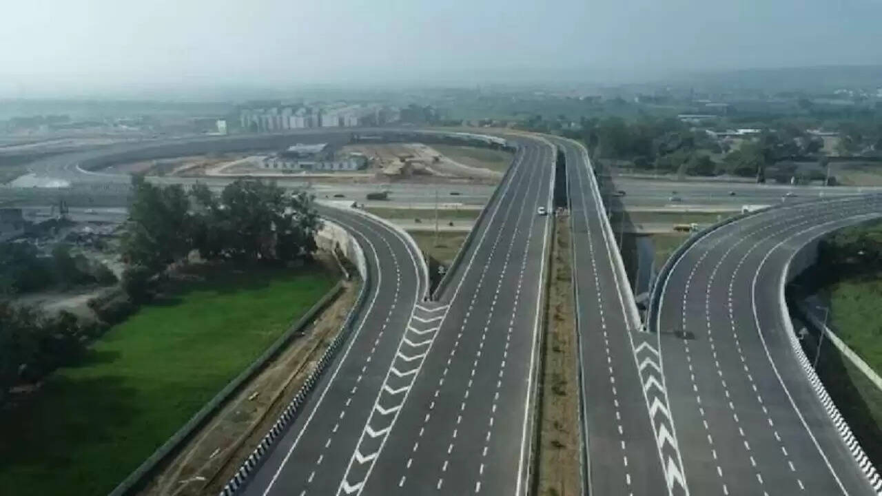 ताज हाईवे पर यातायात डायवर्जन: तीन महीने तक सर्विस लेन का उपयोग