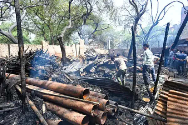 दिल्ली के तकिया काले खान में भीषण आग, 30 झुग्गियां जलकर खाक