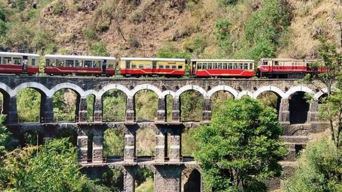 Kalka Shimla Toy Train में पहली बार एसी कोच का संचालन