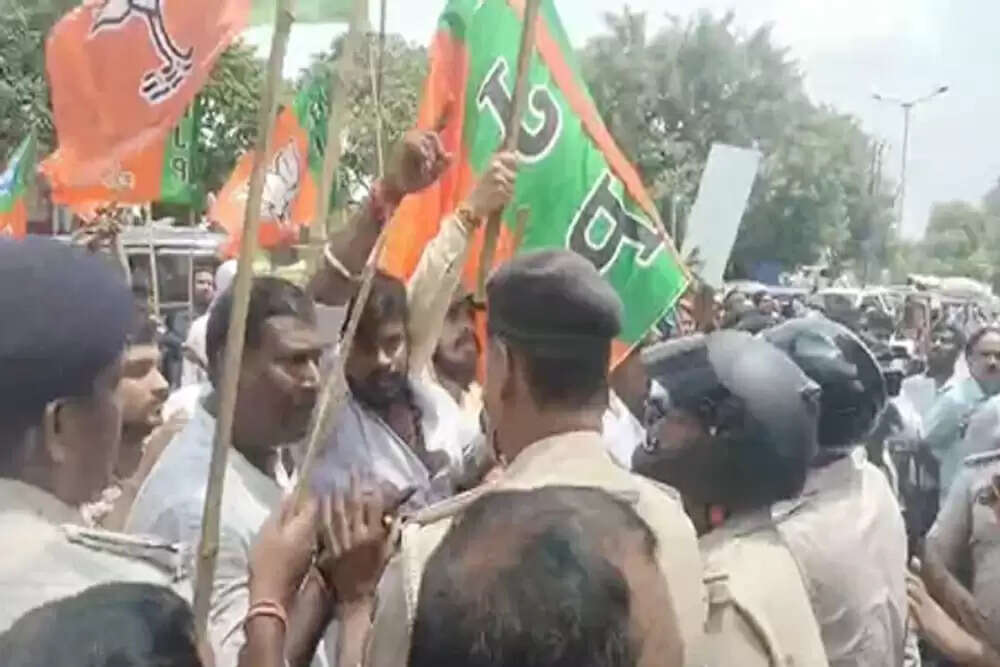बिहार में पीएम मोदी के खिलाफ विवादास्पद टिप्पणी पर भाजपा का विरोध प्रदर्शन