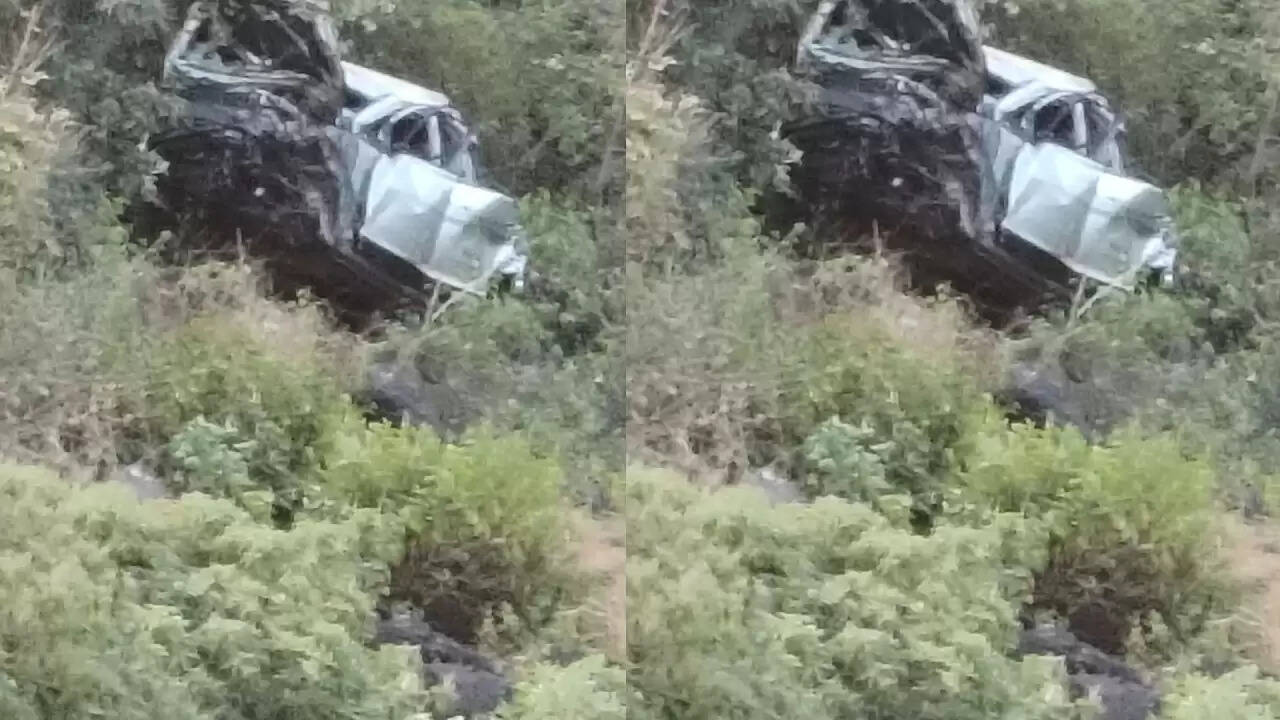 महाराष्ट्र में मंदिर जाते समय कार खाई में गिरी, 6 लोगों की मौत