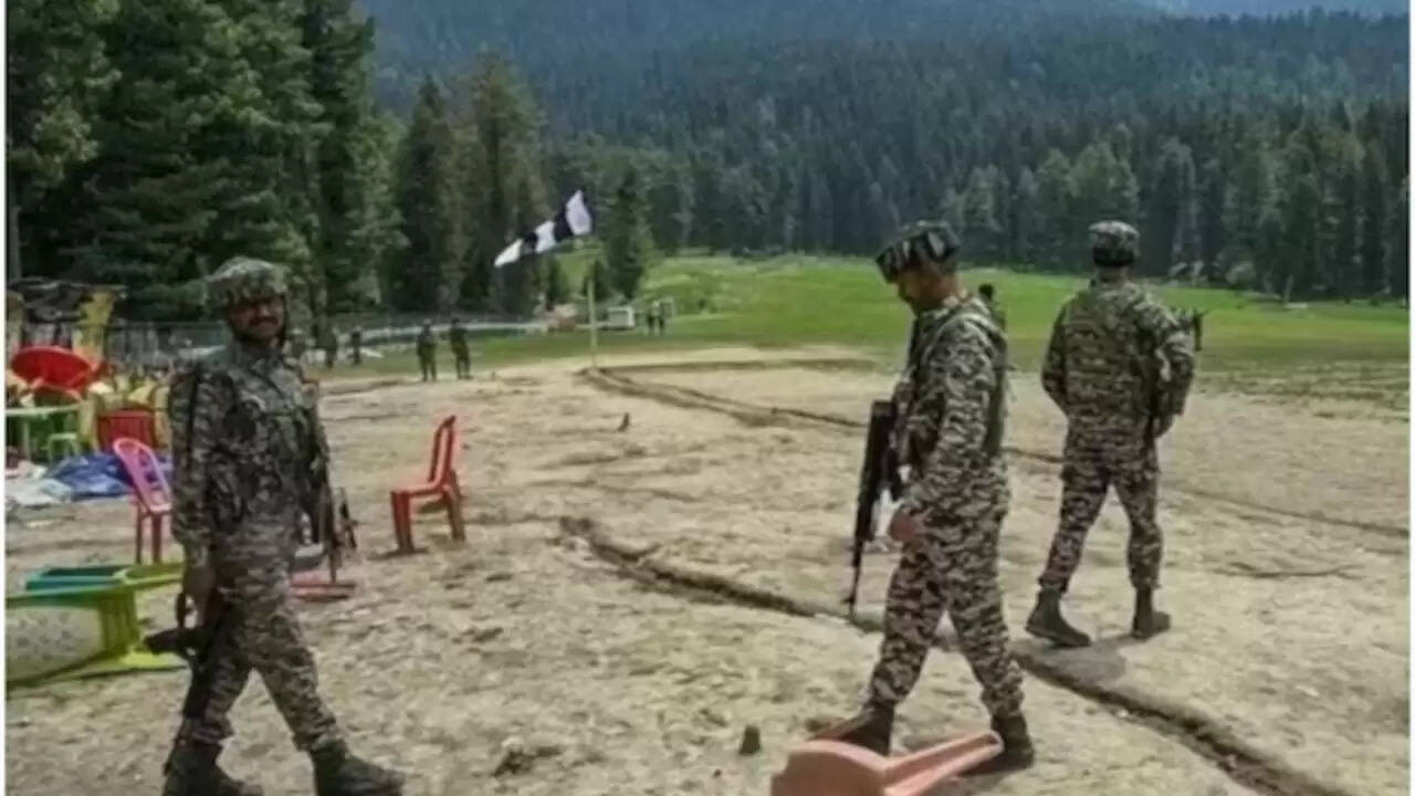 जम्मू-कश्मीर में आतंकी हमले की जांच: स्थानीय लोगों की चुप्पी ने बढ़ाई मुश्किलें