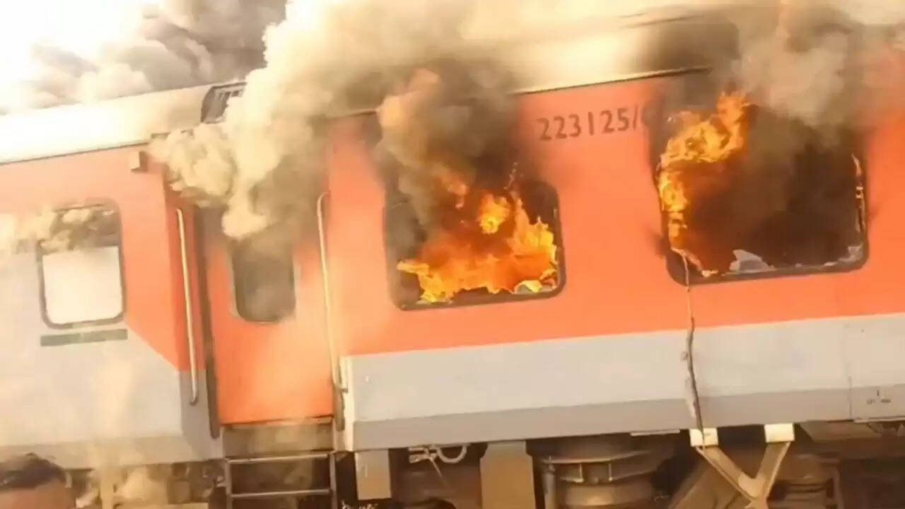 अमृतसर-सहरसा गरीब रथ एक्सप्रेस में आग: यात्रियों की सुरक्षित निकासी की गई