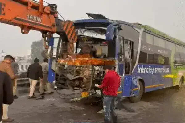 सोनीपत में वॉल्वो बस और ट्रक की भीषण टक्कर, कंडक्टर की मौत