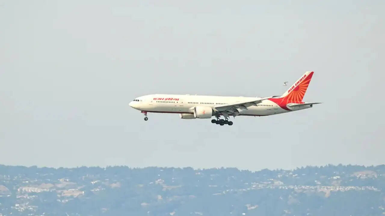एयर इंडिया की उड़ान में तकनीकी गलती: वैंकूवर के लिए लौटना पड़ा विमान