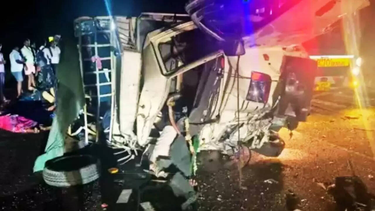 कुरनूल में भयानक सड़क हादसा: 8 तीर्थयात्रियों की जान गई, पीएम मोदी ने जताया दुख