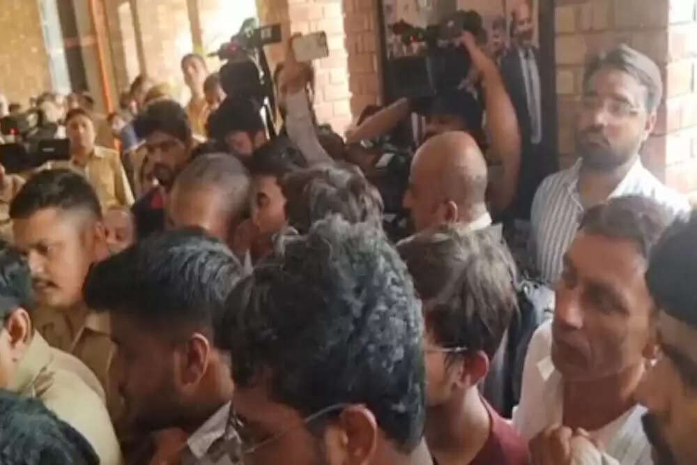 शारदा यूनिवर्सिटी में छात्रा की आत्महत्या: दो शिक्षकों की गिरफ्तारी